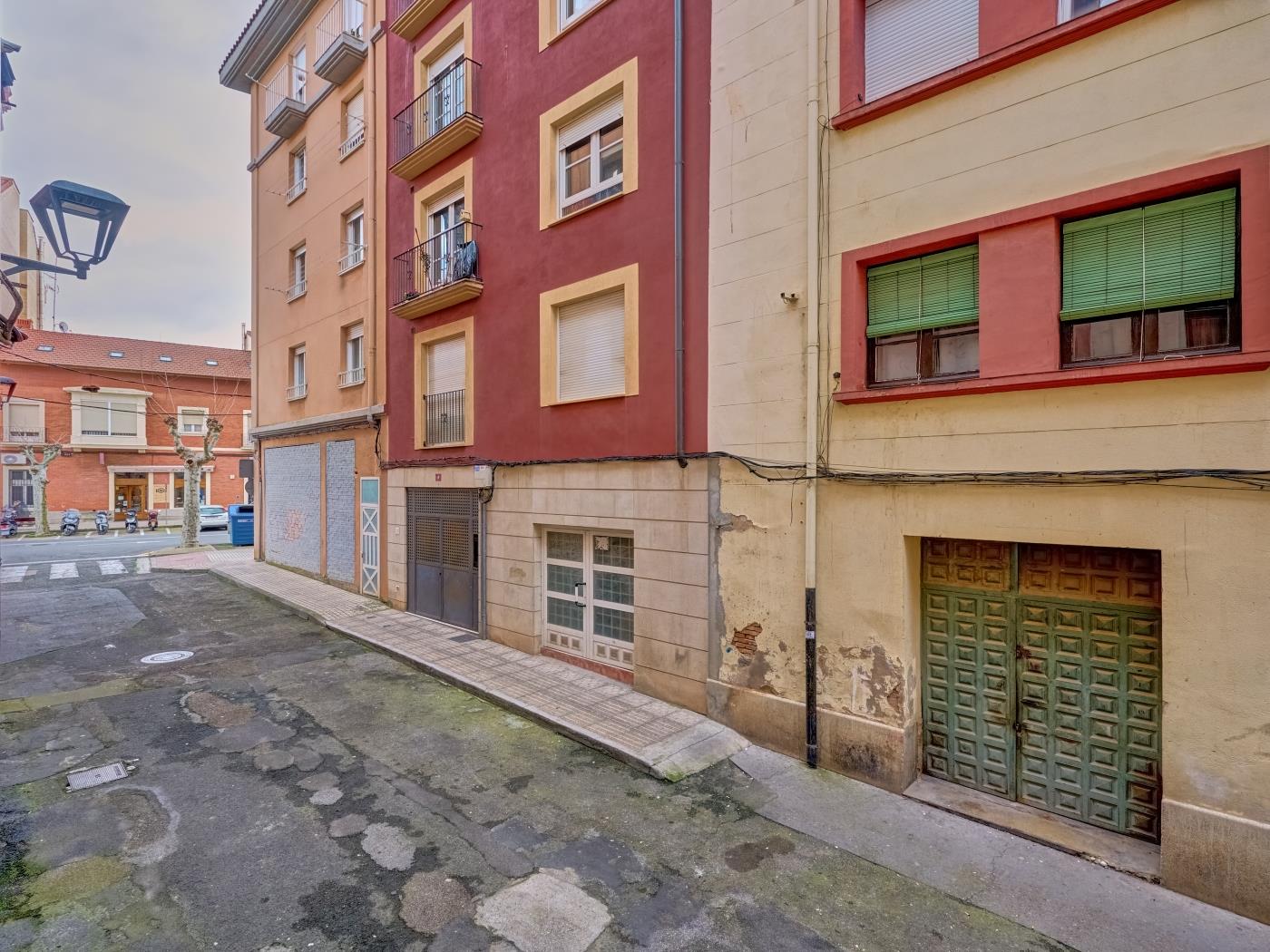 Vinomuim Bajo by Clabao en Logroño