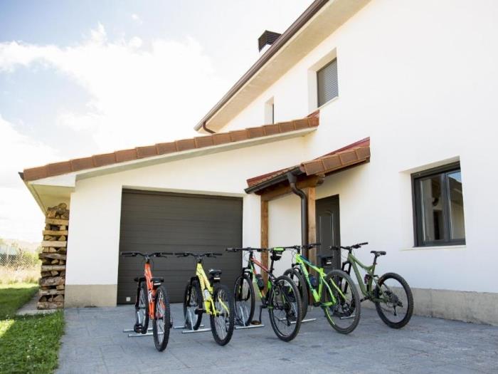 Casa Lónguida by Clabao en Villanueva de Lónguida