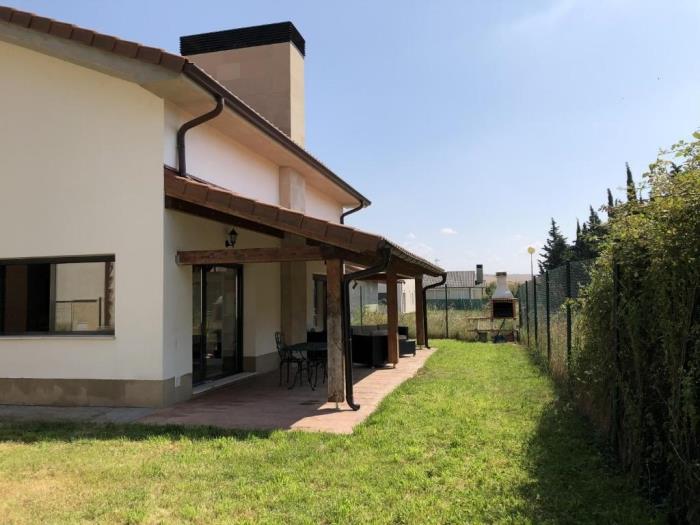 Casa Lónguida by Clabao en Villanueva de Lónguida