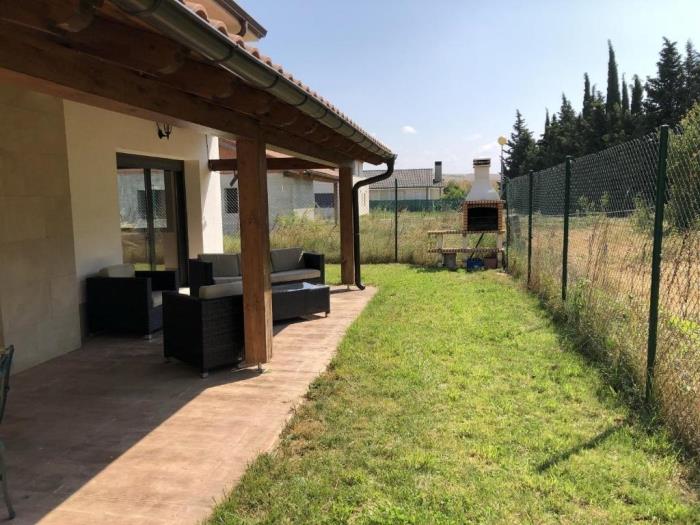 Casa Lónguida by Clabao en Villanueva de Lónguida