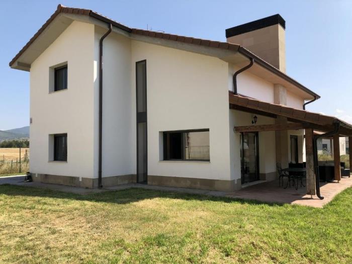 Casa Lónguida by Clabao en Villanueva de Lónguida