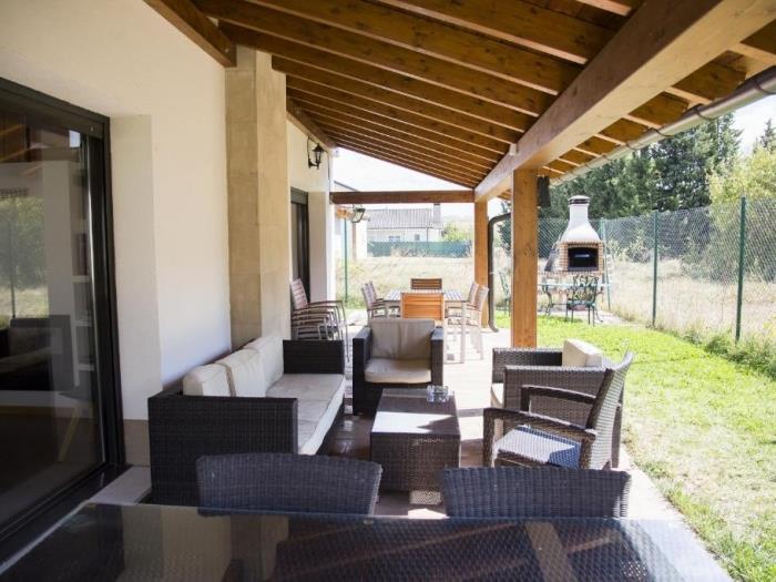 Casa Lónguida by Clabao en Villanueva de Lónguida