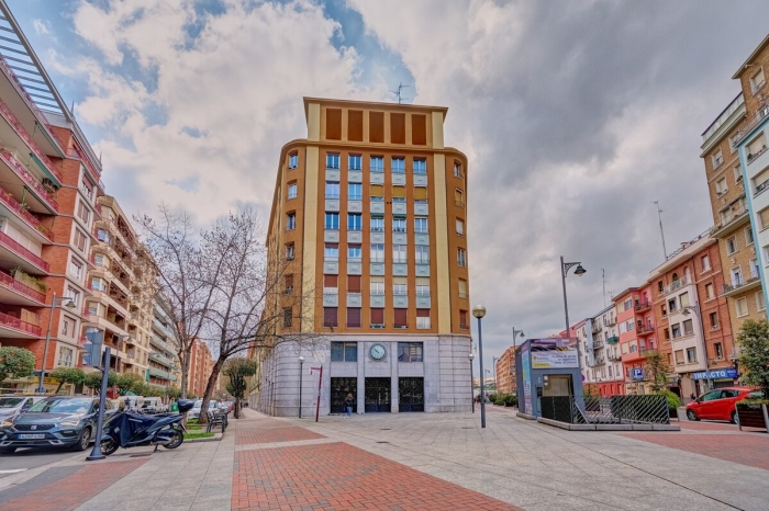 Regal Diamond Centre by Clabao en Logroño